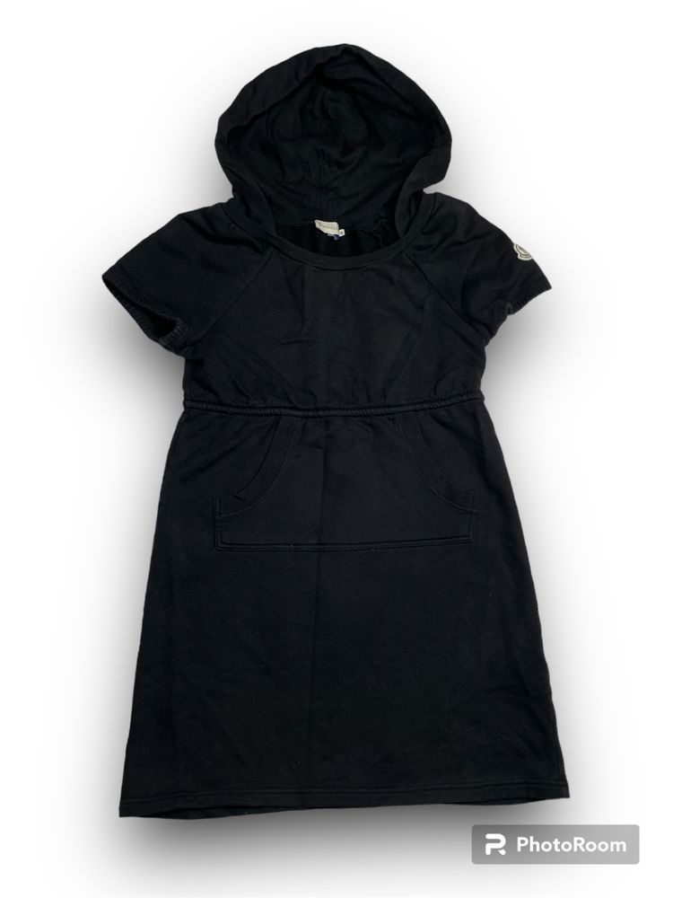 Sukienka Moncler czarna z patką z kapturem