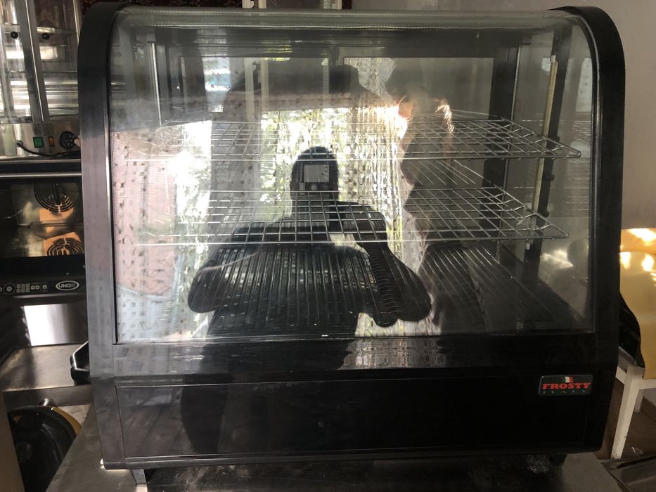 Кондитерська вітрина