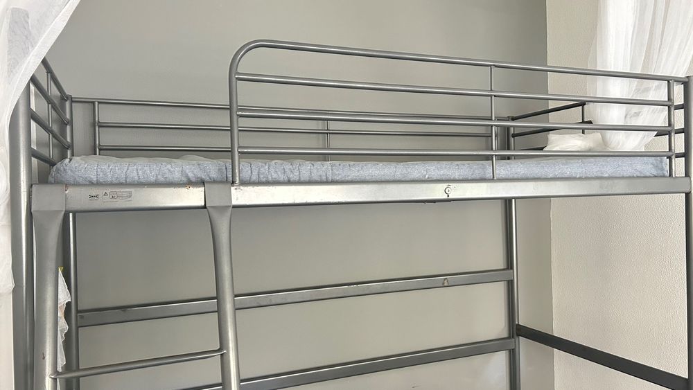 Cama alta de ferro Ikea