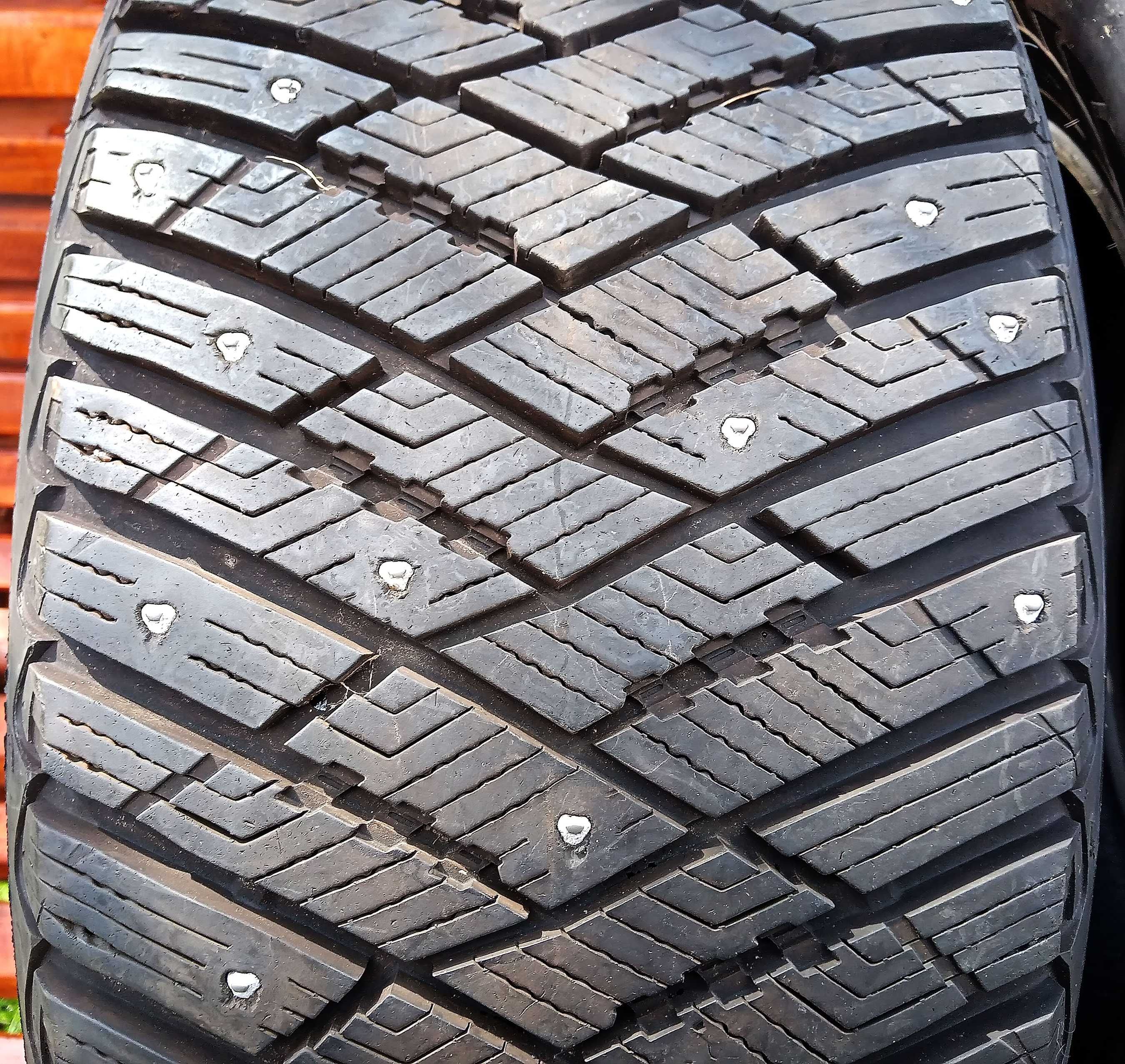GoodYear Ultragrip Ice Arctic M+S 235/55R17