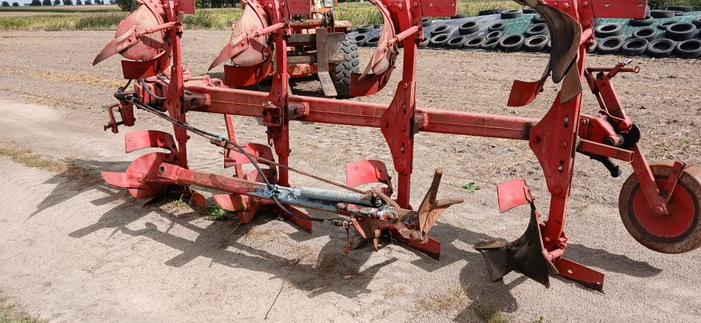 Pług 4 skibowy Niemeyer obrotowy z ramieniem plugi