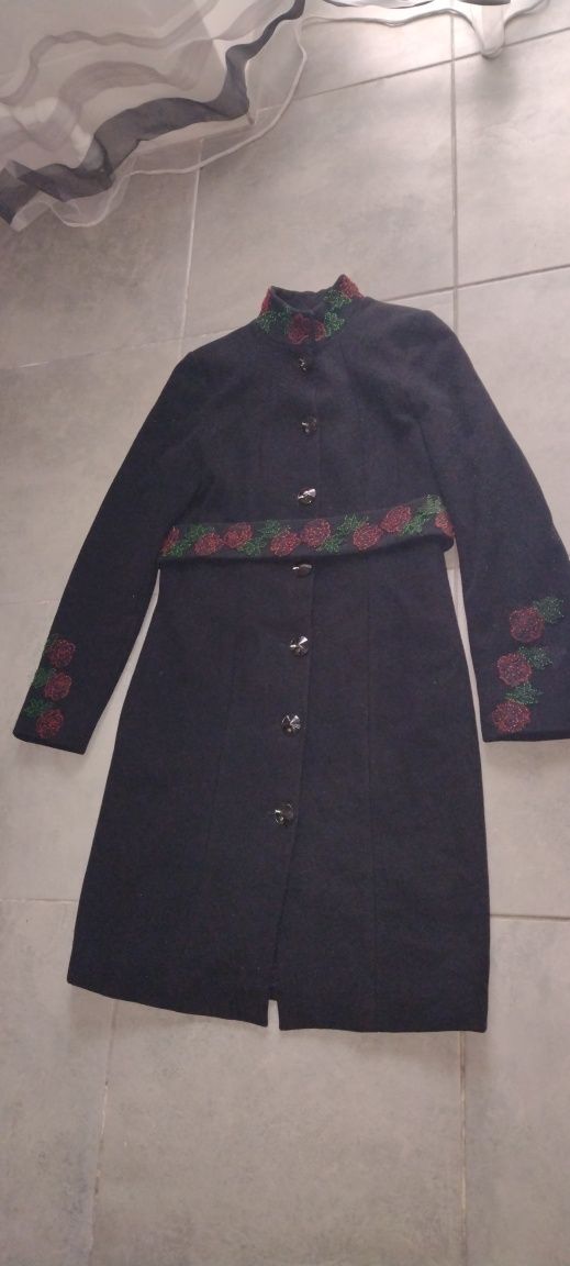 Пальто женское чёрное приталенное 42 44 с вышивка розы бисер удлиненно