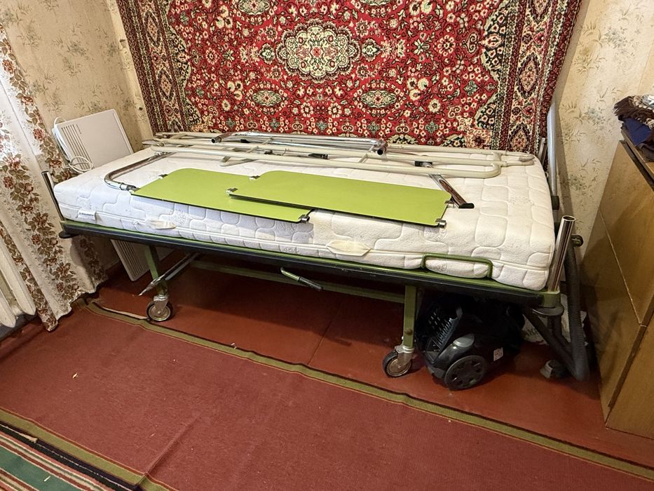 Медичне функціональне ліжко з матрасом