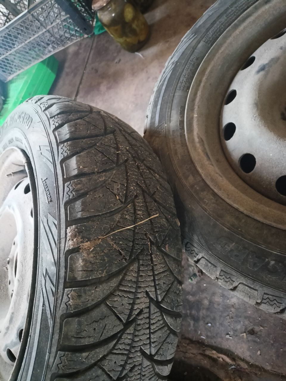 Продам резину с дисками 2 шт 175/65r14 4*98