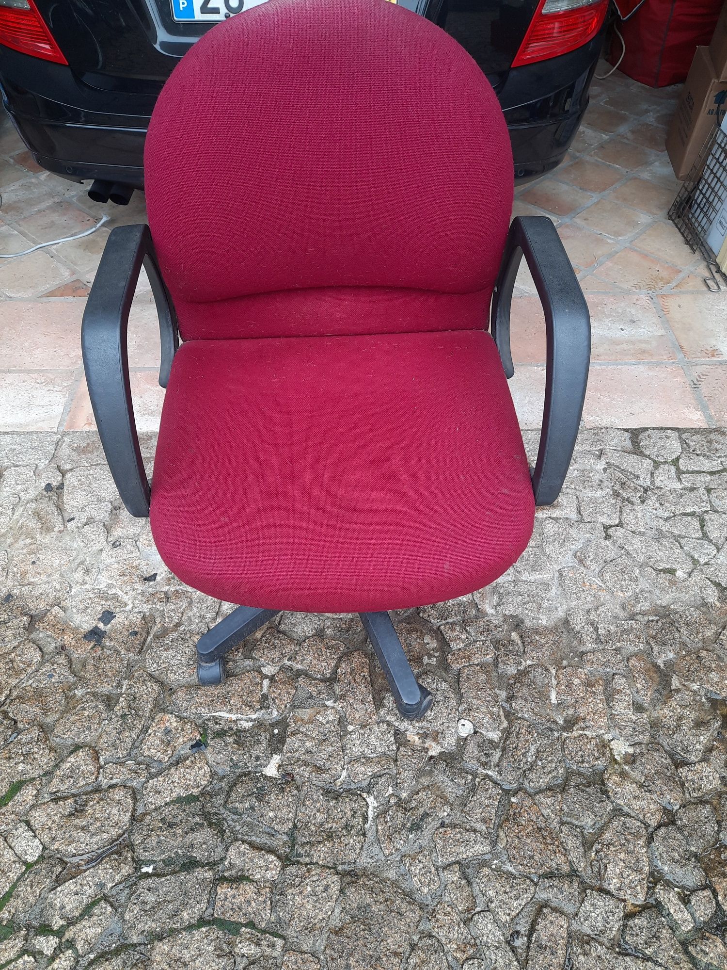 Cadeiras de escritorio, com rodas, a funcionar perfeitamente. Com elev