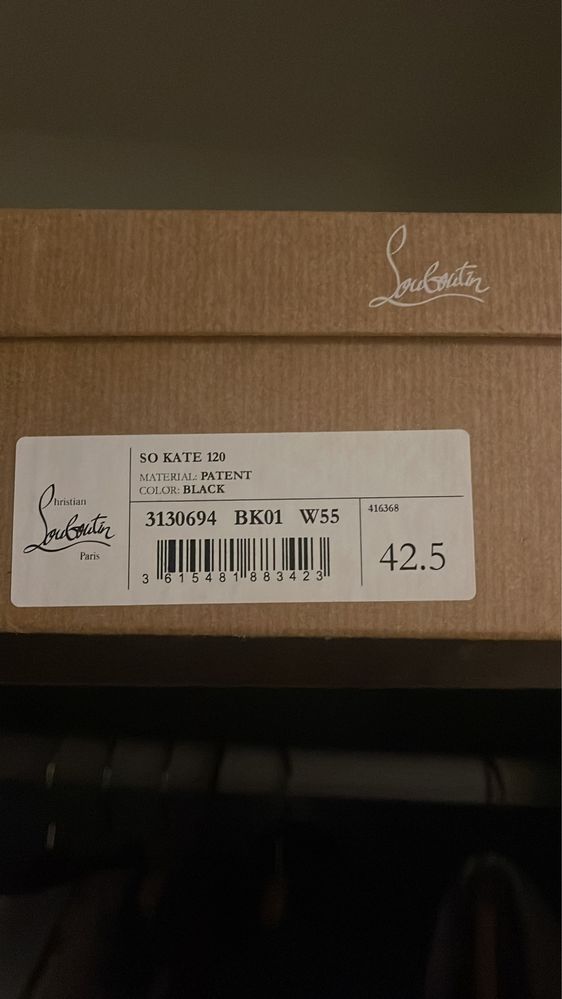 Louboutin semi novo na caixa