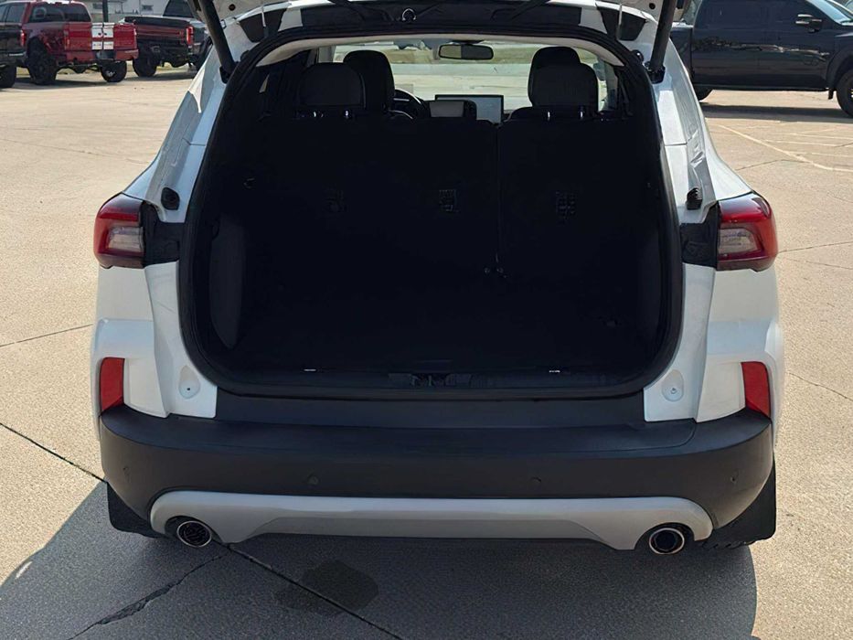 Ford Escape Hybrid      2023
