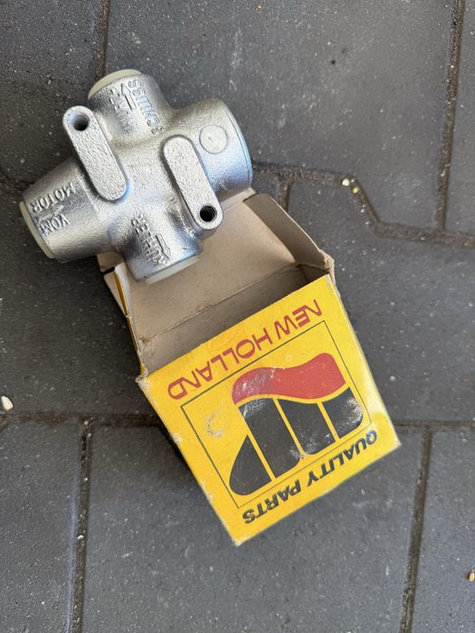 Termostat kombajn New Holland TC TX 918289 oryginał