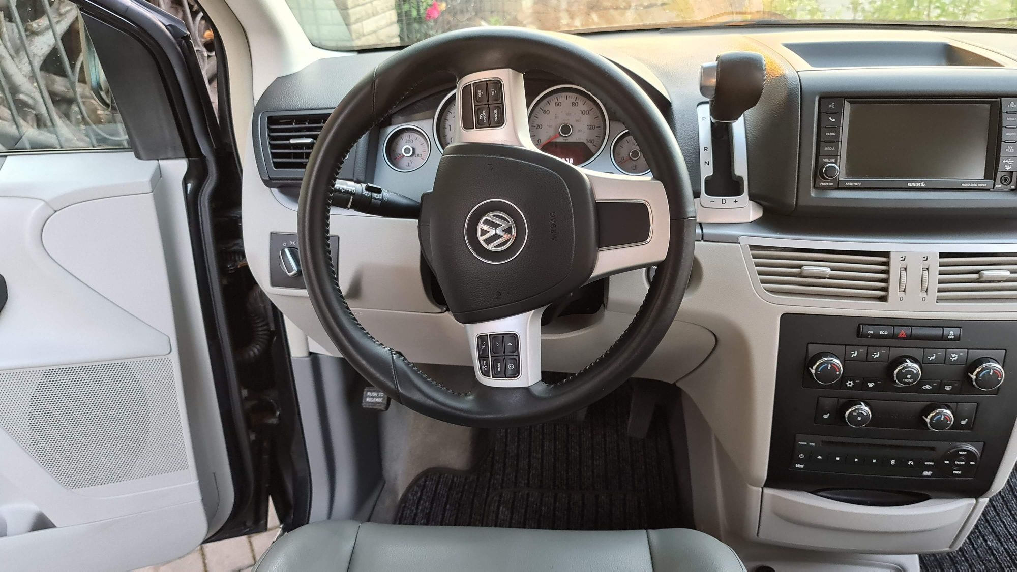 авто Volkswagen Routan 2012