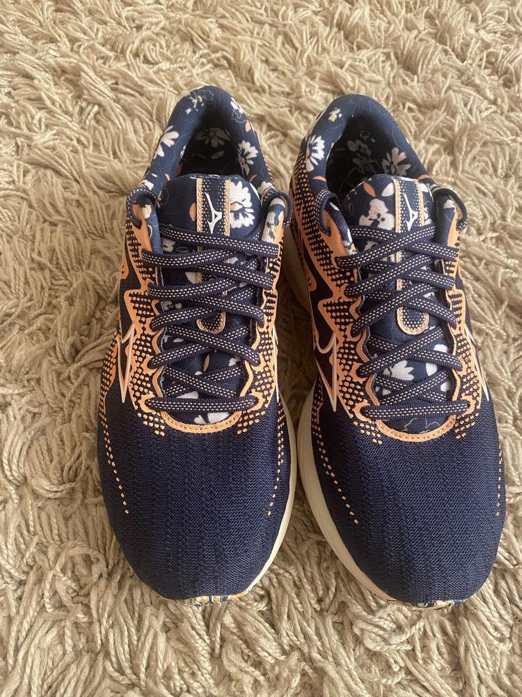 Бігові кросівки Mizuno Wave Rider 27 x Roxy