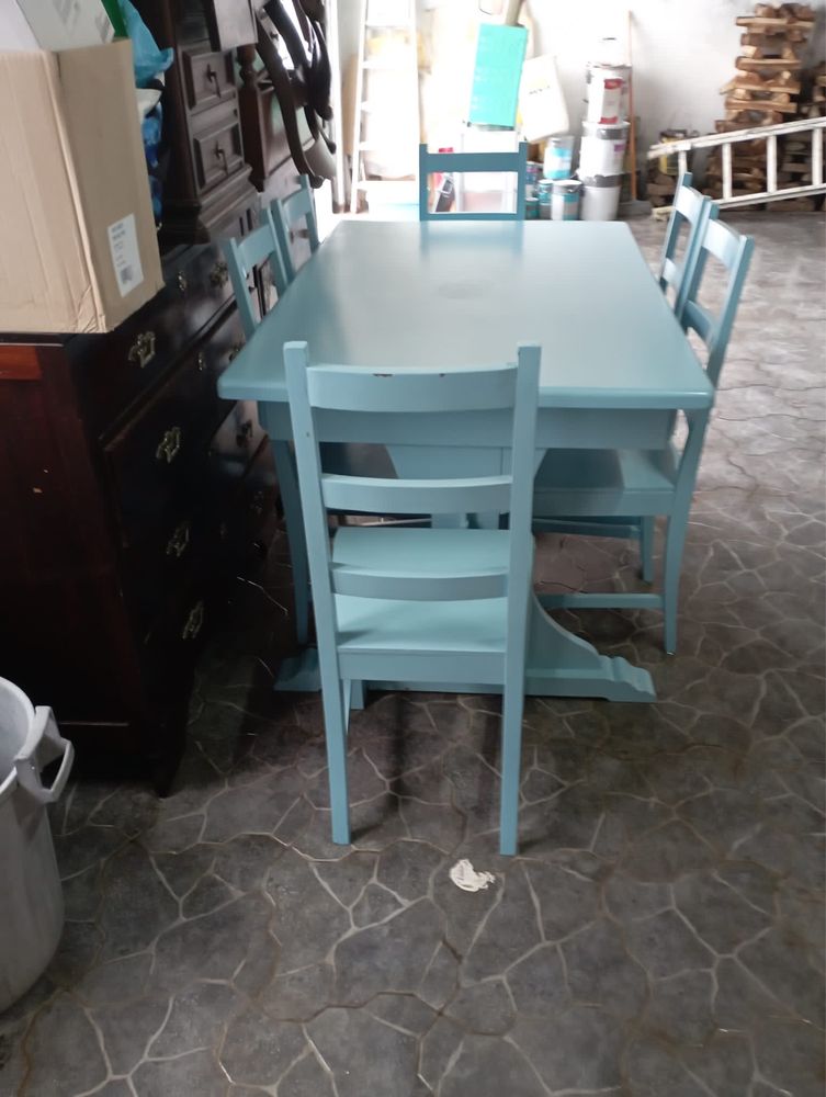 Mesa com 4 gavetas nas laterais