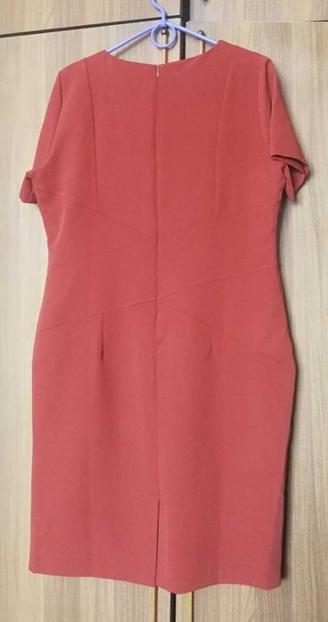 Плаття-футляр теракотового кольору.