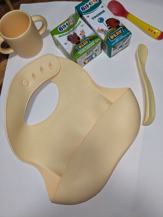 Ложечка,чашечка и слюнявчик силиконовые+ 2детск.сока+ ложечка