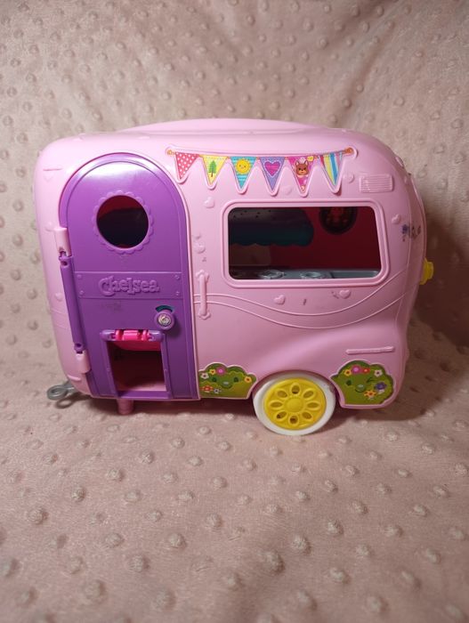 Różowa przyczepa kempingowa dla lalek