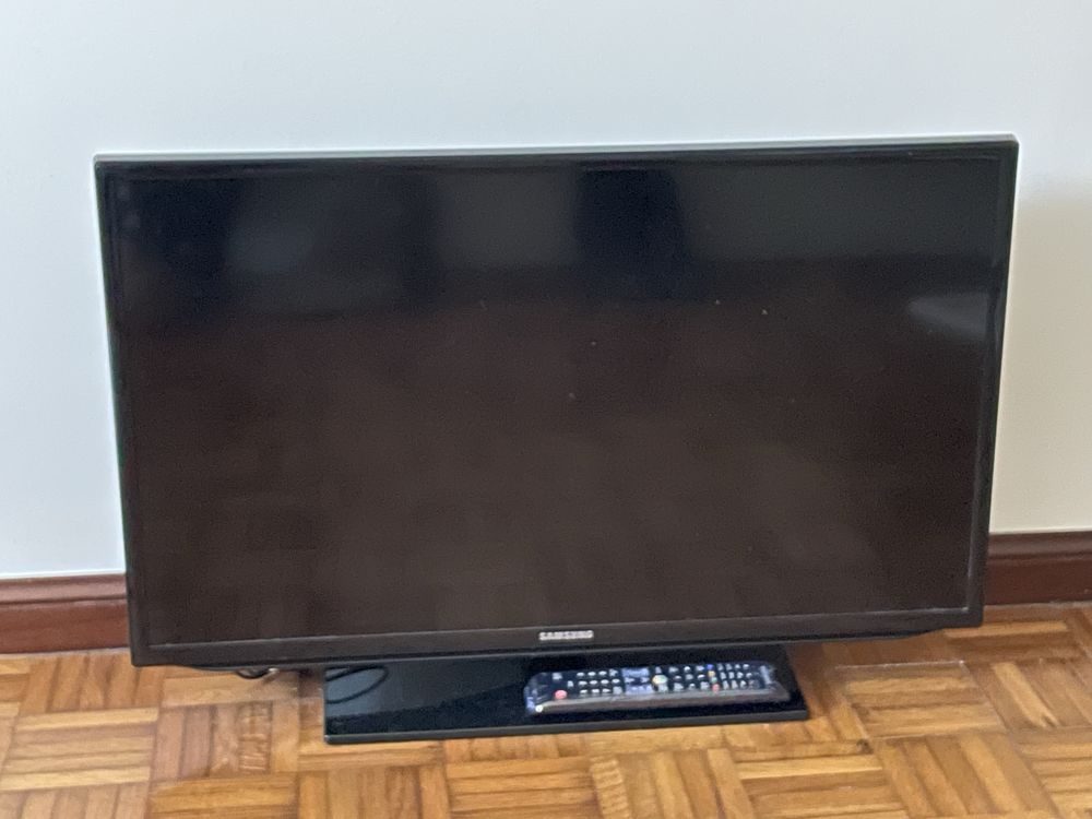 TV Samsung 32” modelo UE32EH5300, usada