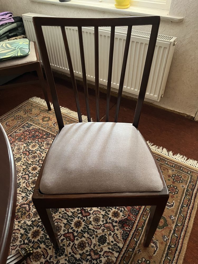 Sprzedam elegancki zestaw mebli - stół +4 krzesła