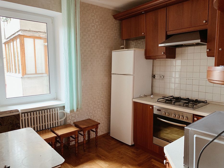 Кімната в центрі (Торговиця) для 1-2 дівчини в 4к квартирі БЕЗ ТВАРИН