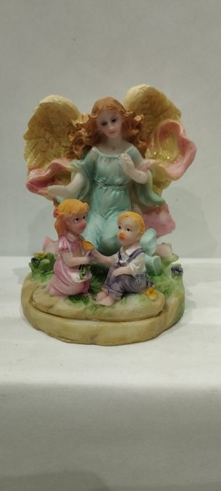 Figurka Aniołka z dziećmi wysokość 8 cm
