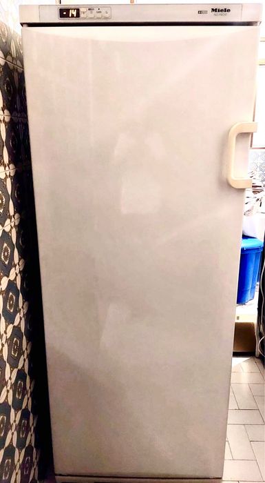 Arca congeladora vertical Miele