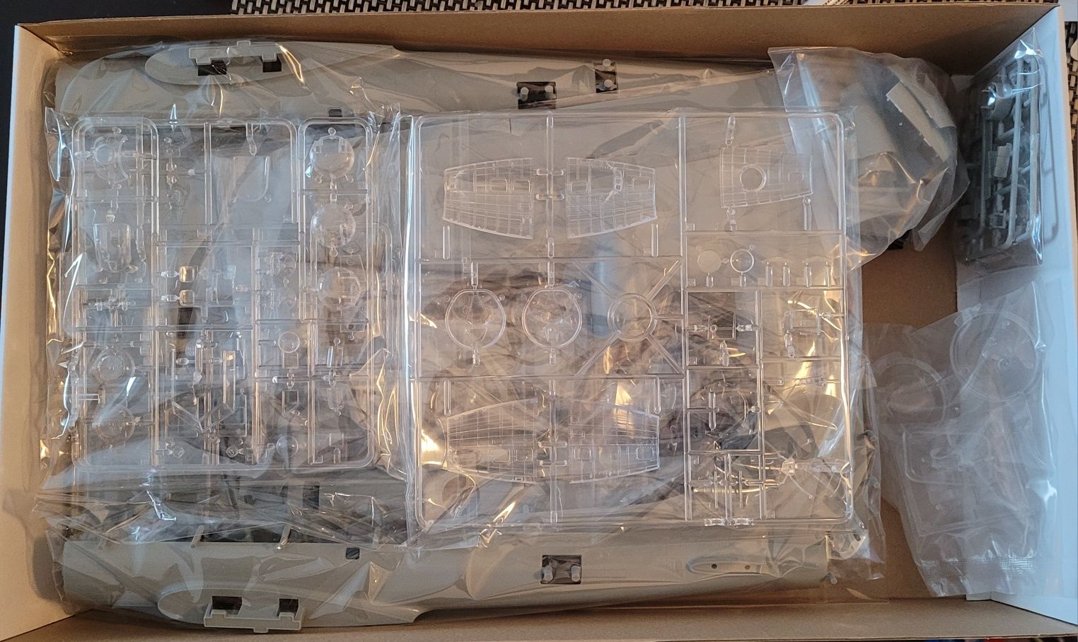Eduard 1:48 B-17F Bloody Hundredth kit modelismo