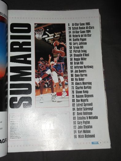 Revista All Stars of the NBA de 1995 com poster gigante.