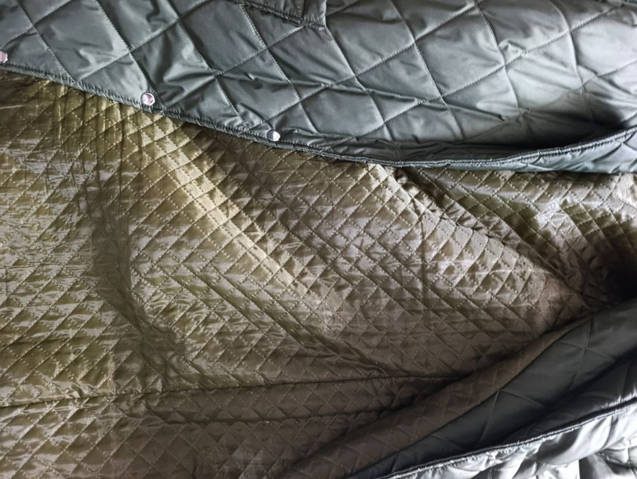 Осіннє стьобане пальто міді