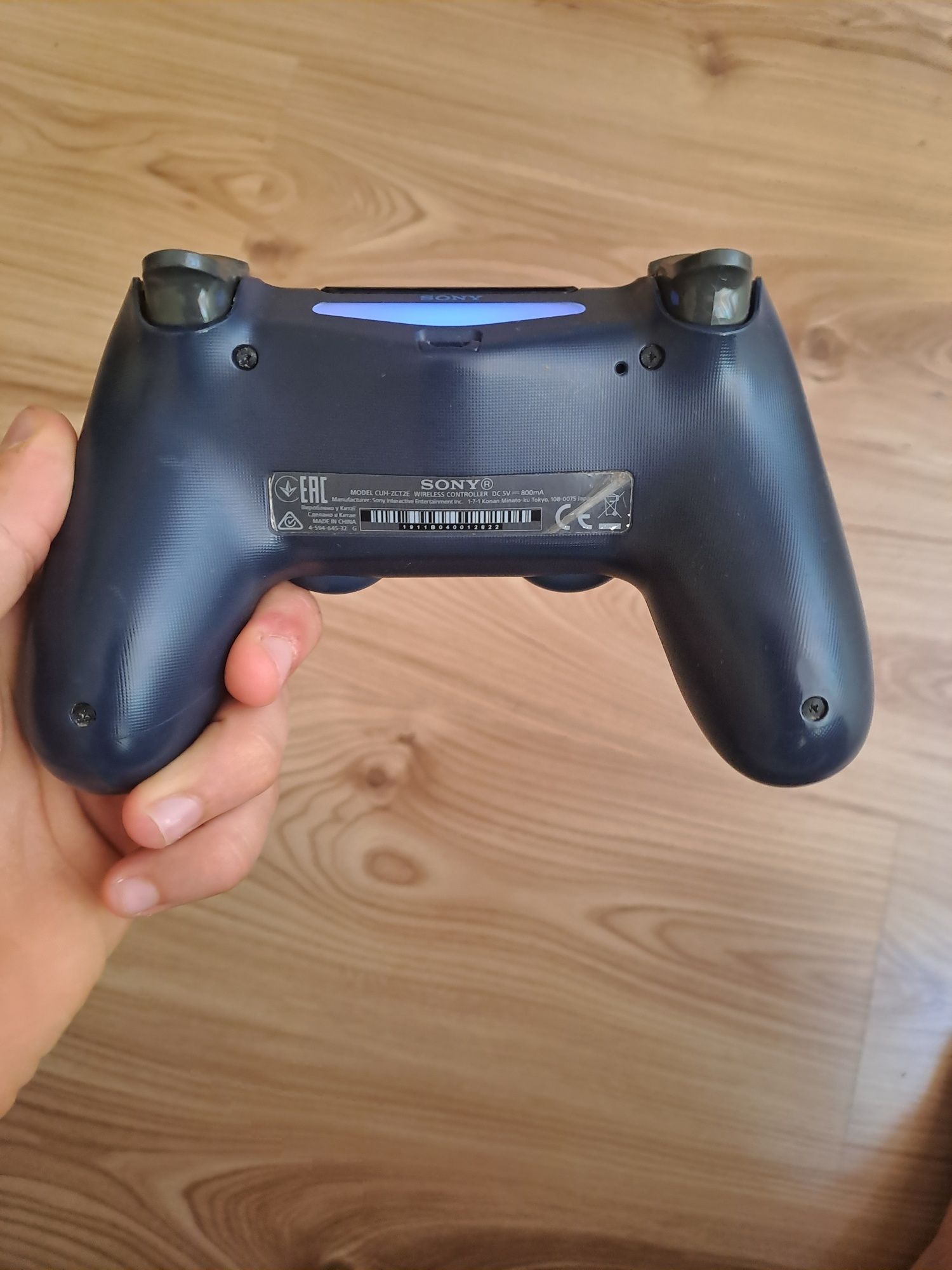 Ps4 Pro 1TB z dwoma padami