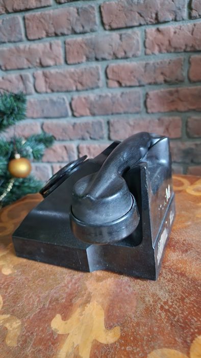 Czarny stary telefon, retro