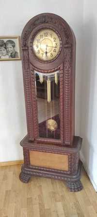 Jadalnia neorenesansowa na lwich łapach zegar komoda stół serwantka