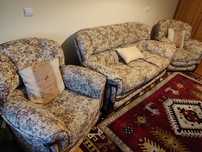 Vende-se sofá cama com 2 poltronas