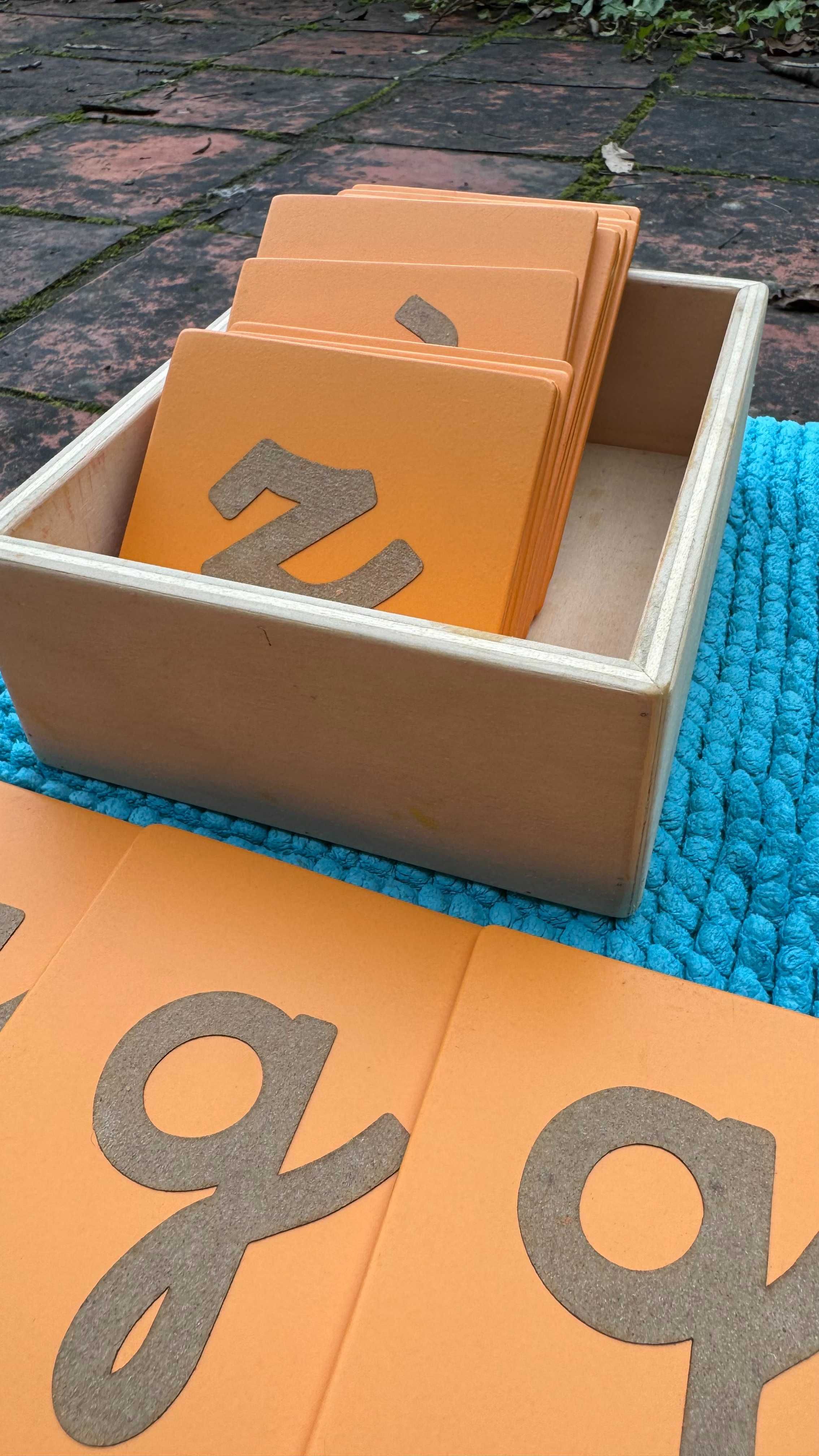 Alfabeto móvel + letras de lixa + bandeja areia | Materiais Montessori