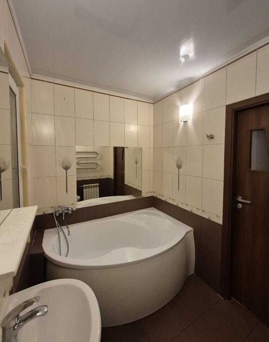 Продаж видової 3 кімнатної квартири, вул. Милославська 4