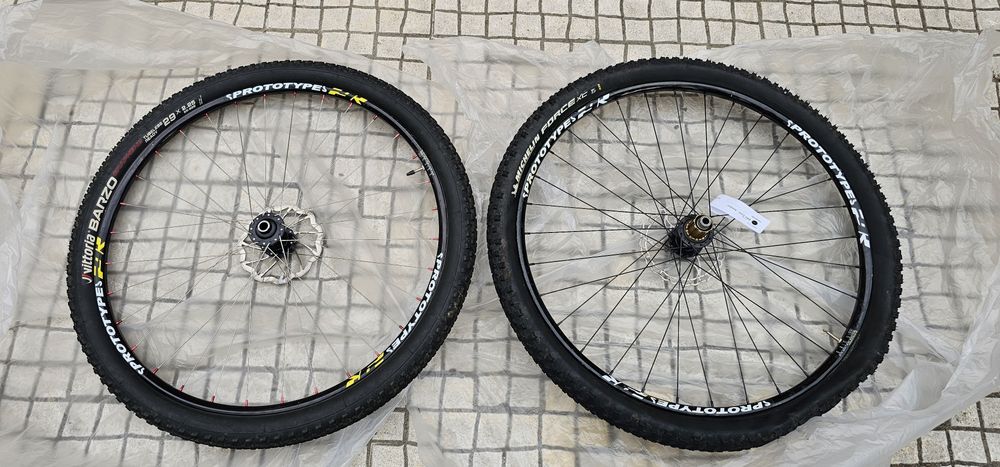 Rodas Prototype 29" com pneus Vittoria Barzo e Michelin Force XC