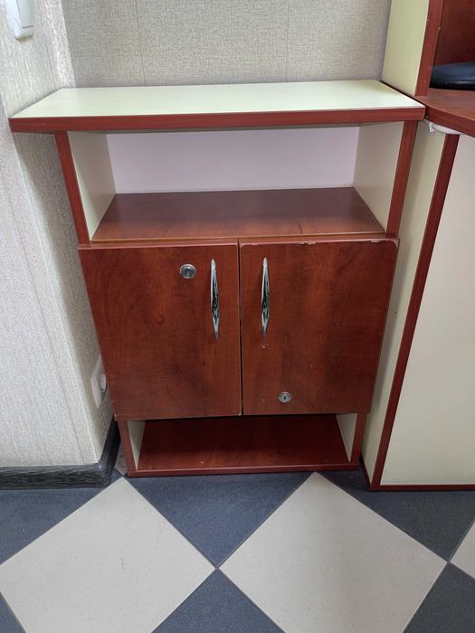 Тумбочка до столу на замку в кабінет майстра манікюру