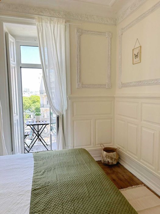 Quarto casal Av 5 Outubro sem caução entrada imediata