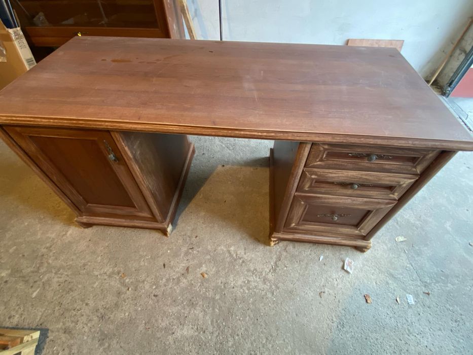 Klasyczne biurko z 3 szufladami i jedną szafką