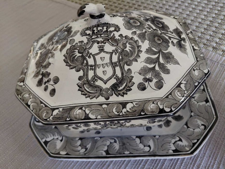 Terrina de faiança com prato e tampa