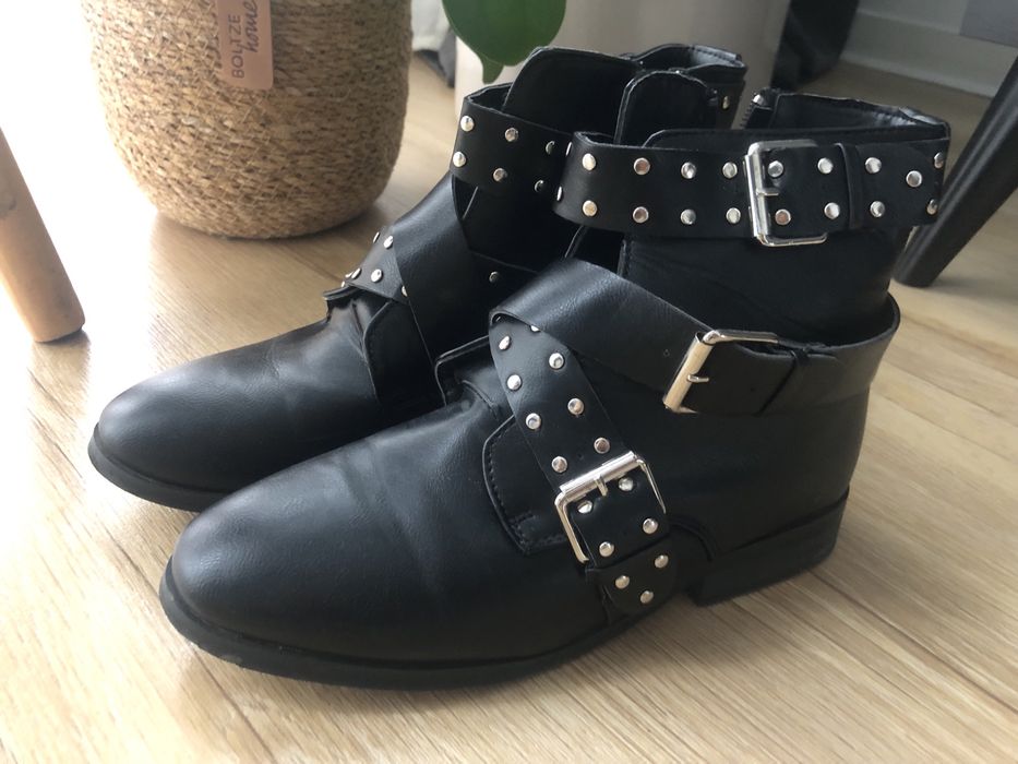 Czarne sztyblety z ćwiekami