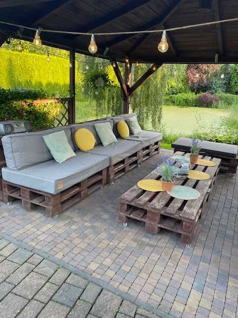 Zestaw mebli ogrodowych z palet sofa narożnik