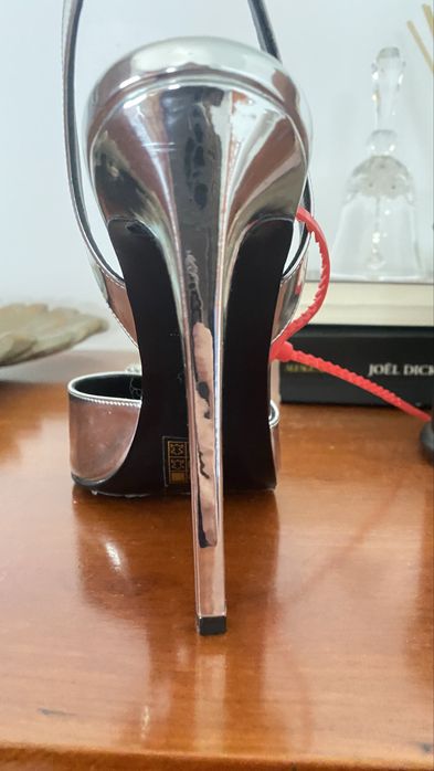 Sapatos sling back prateados