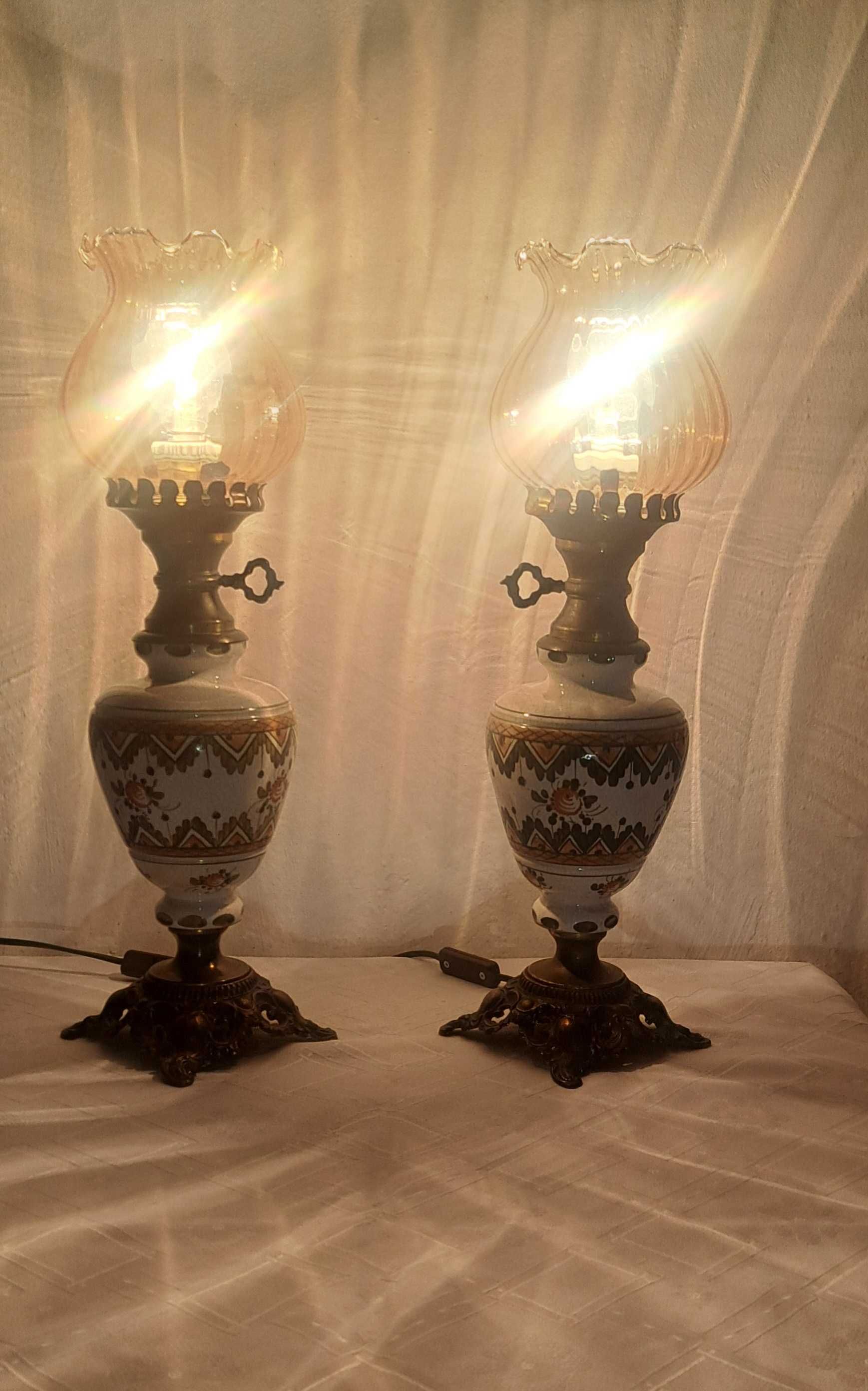 dwie mosiężno - porcelanowe wysokie lampy stylizowane na naftowe