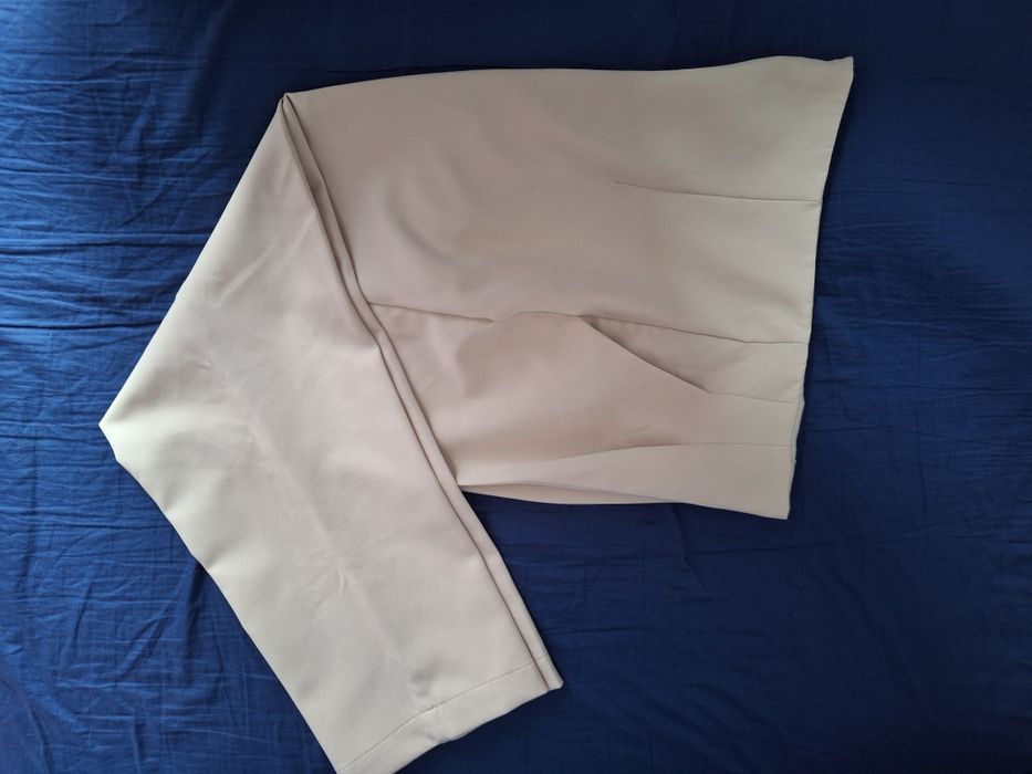 Beżowe spodnie damskie.