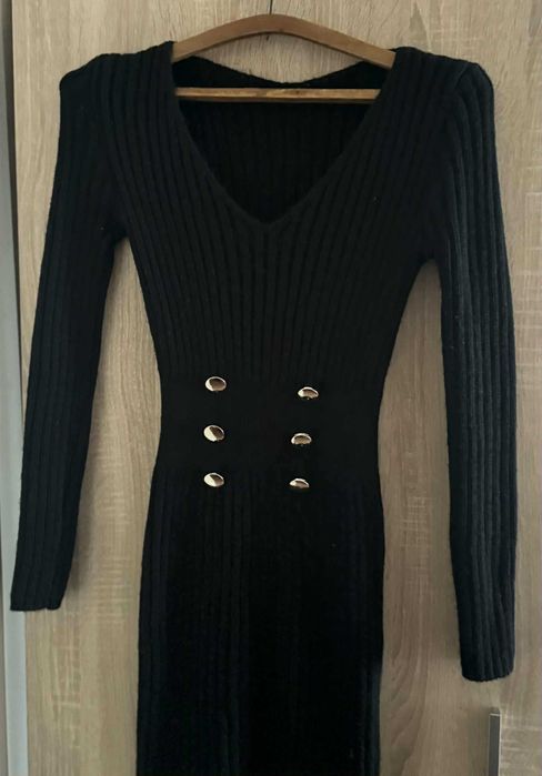 Czarna prążkowana sukienka sweterkowa z guzikami rozmiar S-M