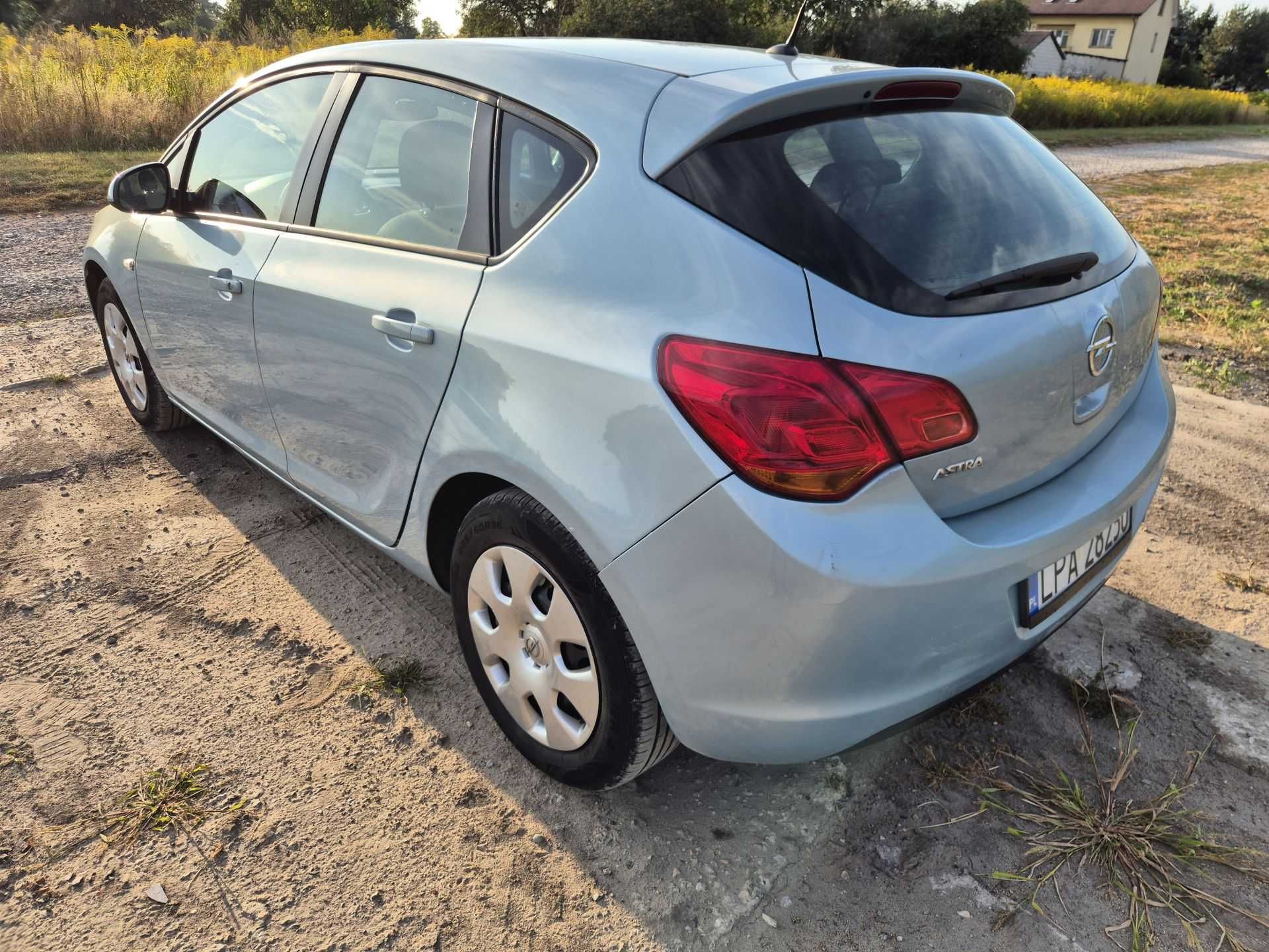 Opel Astra J - 2010 1.6B