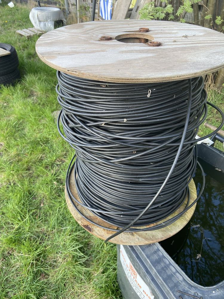 Kabel na szpuli drewnianej w orginale bardzo cieniutkie włókna