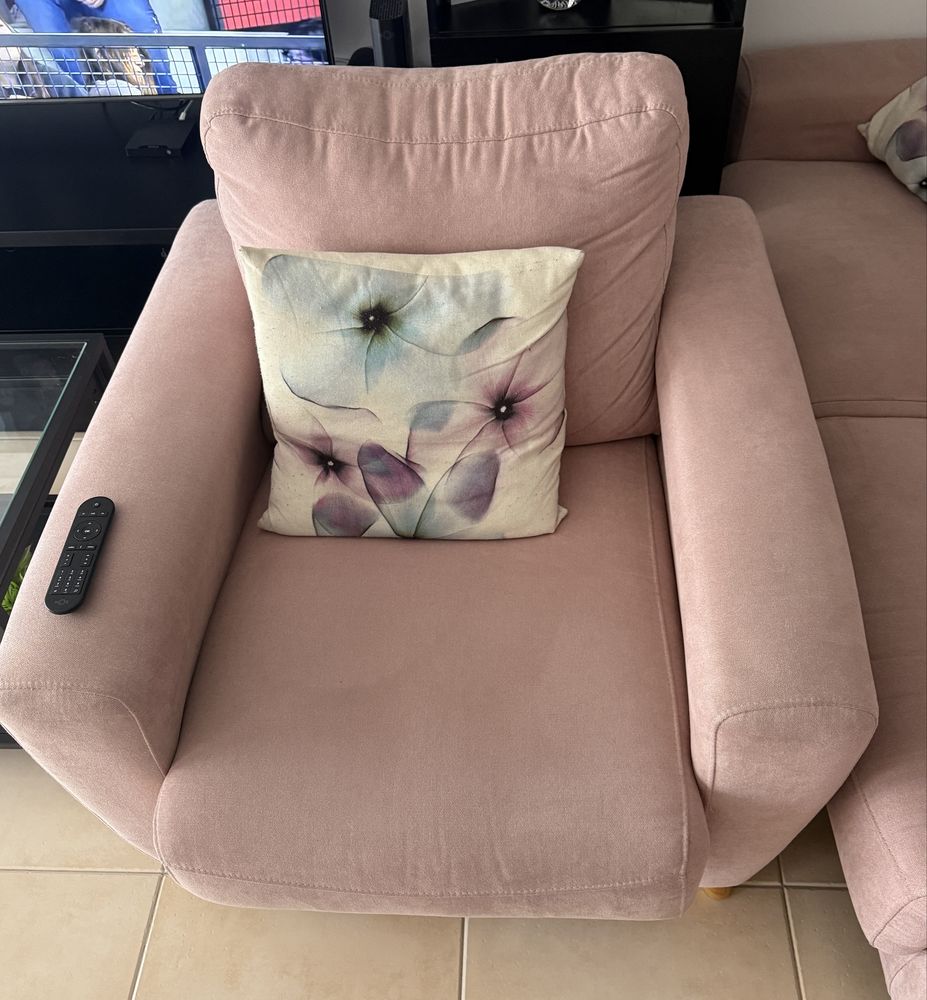 Sofa rosa com 3 acentos