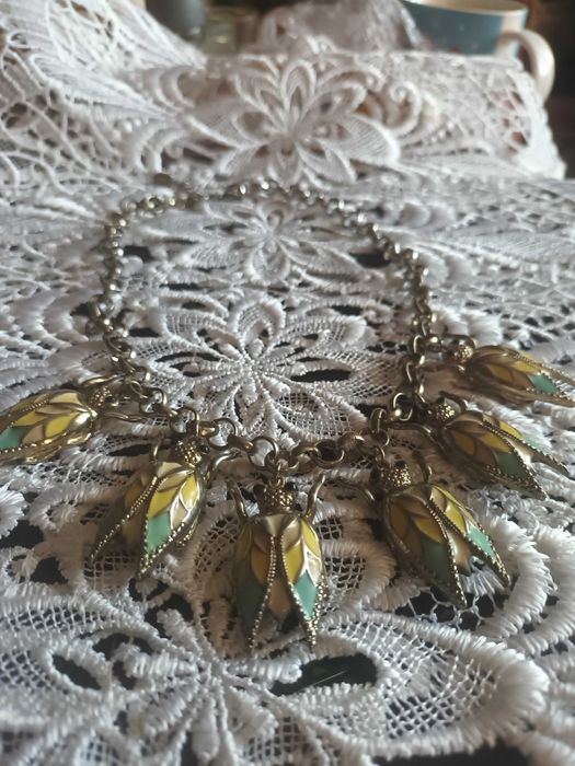 piekny naszyjnik z owadami