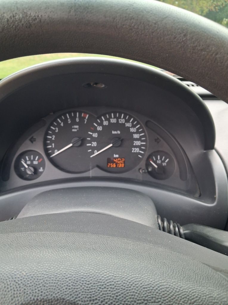 Opel corsa C rok 2004