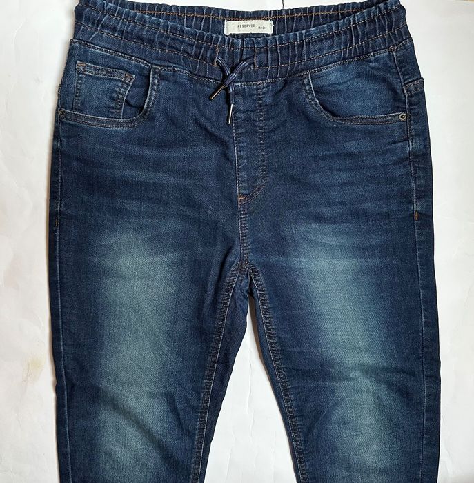 Reserved miękkie spodnie jeansy chłopięce joggery 158