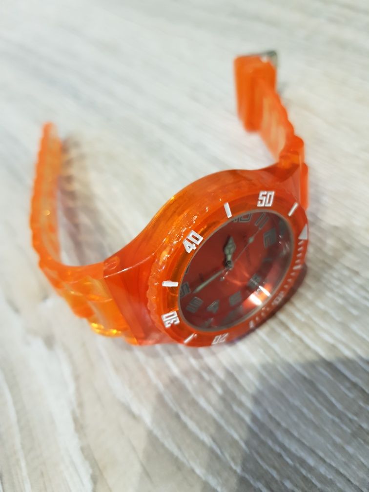 Pomarańczowy zegarek